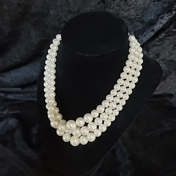 Vtg Triple Strand Faux Pearl Necklace Choker - Picture 7 of 15